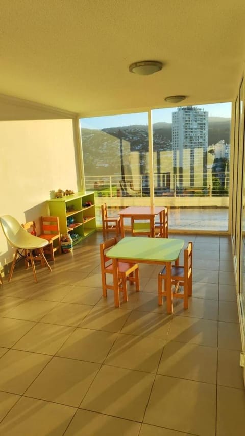 Ocean View & Pool Family Apartment 4P Apartment in Valparaiso