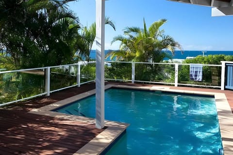 Whale Lookout - Fantastic ocean views House in Coolum Beach