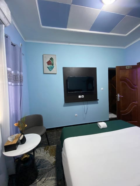 Bed, TV and multimedia, Bedroom