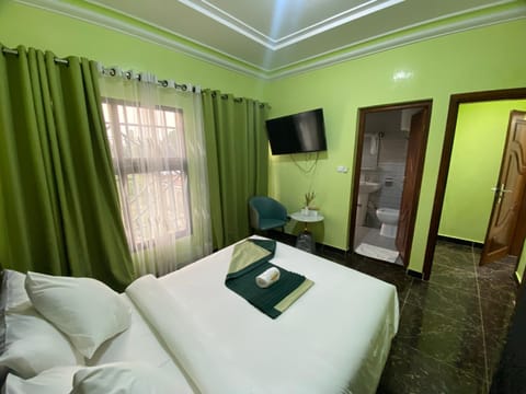 Property building, Bed, TV and multimedia, Photo of the whole room, Bedroom