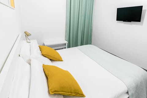 Bed, TV and multimedia, Photo of the whole room, Bedroom