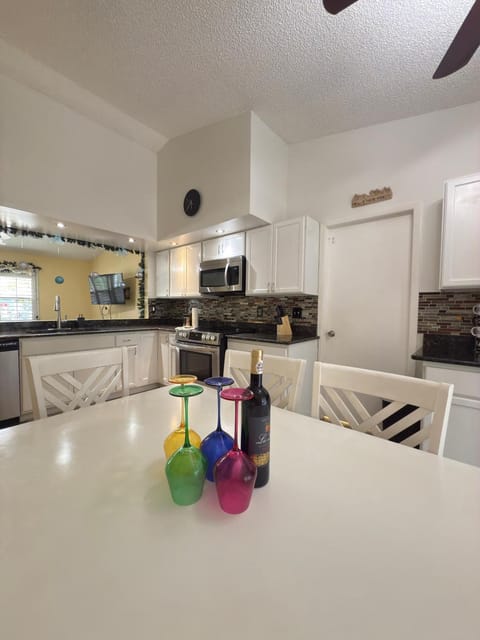 Relaxing Home in Tarpon Springs-Sponge Docks 3Bdr Close to the beach Casa in Tarpon Springs