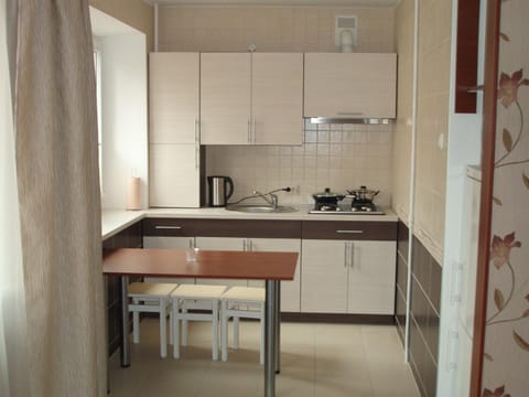 Kitchen or kitchenette, Dining area, minibar, stove