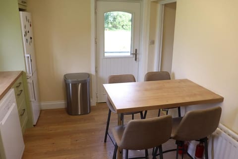 Kitchen or kitchenette, Seating area