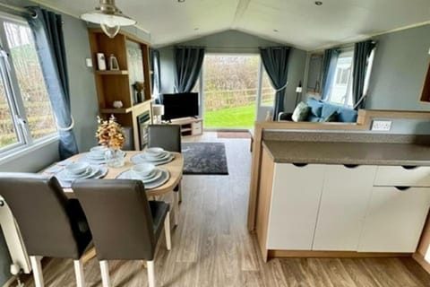 Caravan in Mablethorpe- 2bed-PetsOk-Sleeps6-Wifi House in Mablethorpe