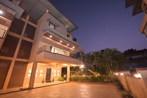 Shiva's Premium 4BHK Bed and Breakfast in Lonavla