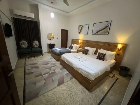 Family B&B at Royal Inn Chalet Bed and Breakfast in Karachi