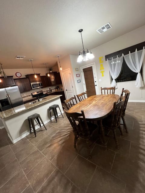 Kitchen or kitchenette, Dining area