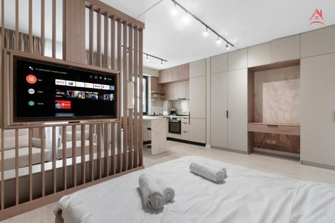 Bed, TV and multimedia, Photo of the whole room, Bedroom, towels