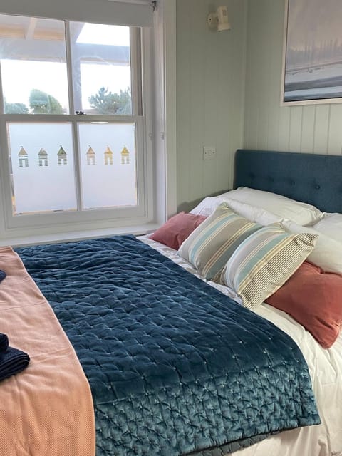 NEW Cosy Gem, Near Beach, Log-Burner, Dog Friendly Apartment in West Wittering