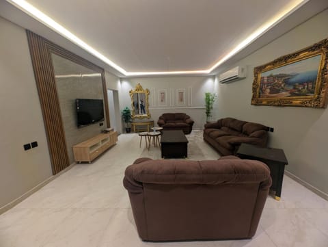 TV and multimedia, Living room, Seating area, Evening entertainment