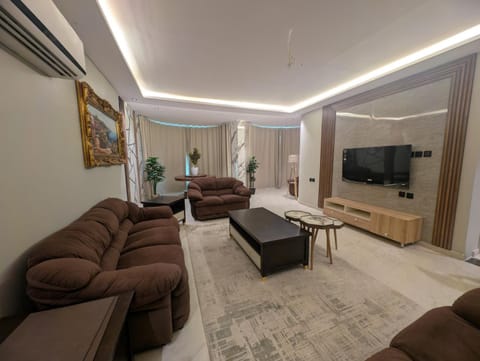 TV and multimedia, Living room, Seating area, Evening entertainment