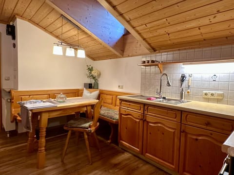 Kitchen or kitchenette, Dining area