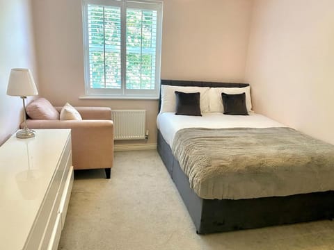 5 Bedroom Detached House in Milton Keynes Apartment in Aylesbury Vale