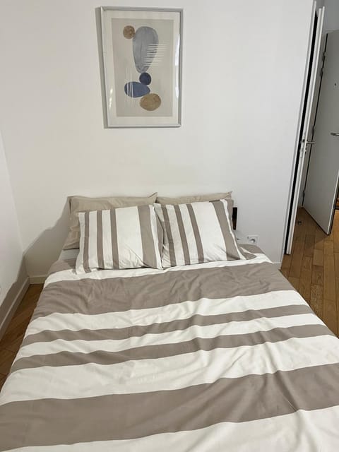 Bright Cozy & Chic Apartment 2 min Paris Apartment in Clichy