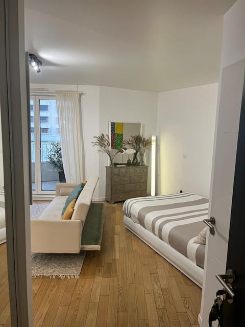 Bright Cozy & Chic Apartment 2 min Paris Apartment in Clichy