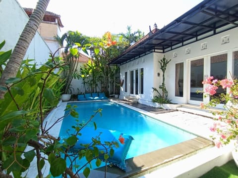 Красивые виллы близнецы Villa in North Kuta