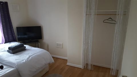 Bed, TV and multimedia, Bedroom, wardrobe