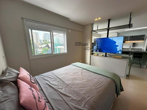 Bed, TV and multimedia, Bedroom