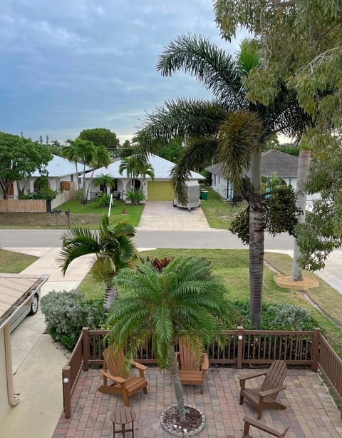 Patio, Natural landscape, Garden, Garden, Quiet street view