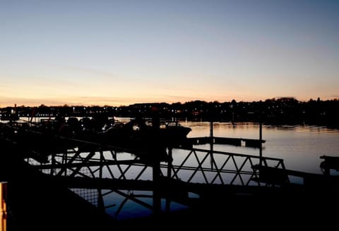 Rivers stays with hot tub Docked boat in Southampton