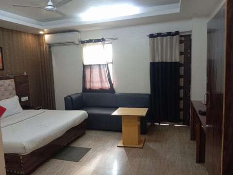 Bed, Living room, Photo of the whole room, Seating area, Bedroom, air conditioner