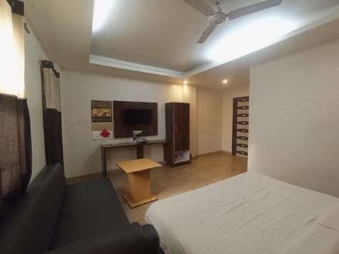 Bed, TV and multimedia, Photo of the whole room, Bedroom, air conditioner