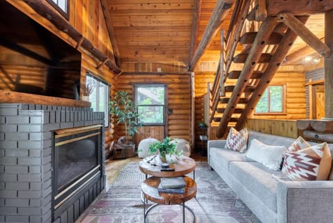 Mt Hood Log Cabin! Fresh Remodel with Airstream 1 House in Welches