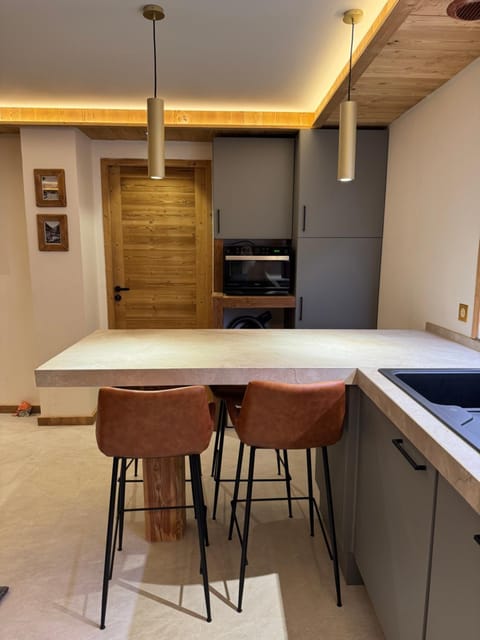 Kitchen or kitchenette, Dining area, stove