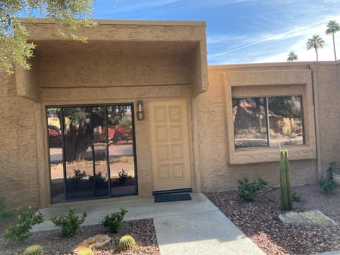 Charming 2-Bedroom Condo in Enchanting Palm Spring Apartment in Cathedral City