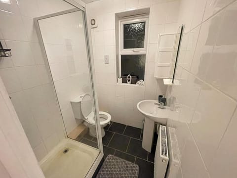 Modern 4-Bedroom Lux Apartment in a Prime Location Apartment in Coventry