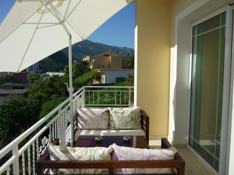 Balcony/Terrace, Garden view, Landmark view, Mountain view