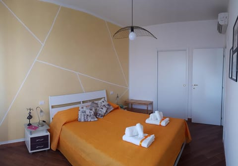 Bedroom, towels