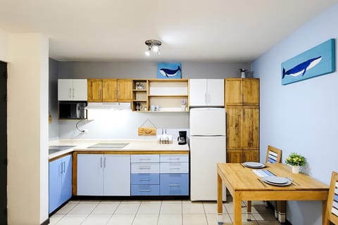 Kitchen or kitchenette, Dining area, stove