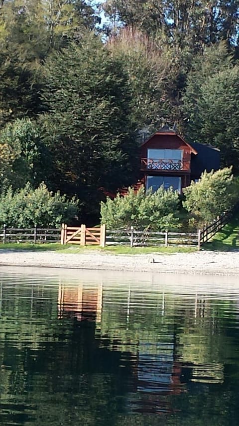 Casa a orilla de Lago Panguipulli House in Los Ríos, Chile