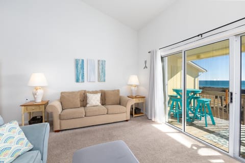 Carolina Waves - Oceanfront Relaxation and Poolside Fun in Surf City! Apartment in Surf City