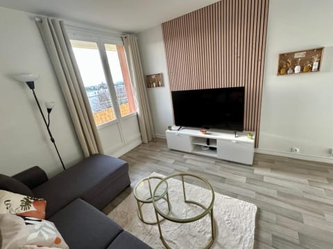 TV and multimedia, Living room, Evening entertainment
