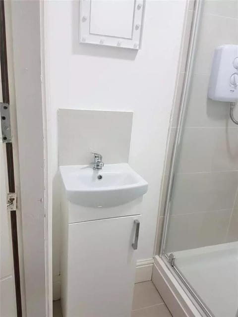 Minimalist 1 Bed Apartment 15 Mins from Train Station Apartment in Northampton