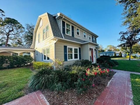 The Sand Castle - Cozy Oasis with Hot Tub Villa in Bradenton