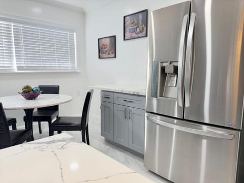 Kitchen or kitchenette, Dining area, oven