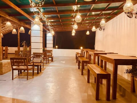 Restaurant/places to eat, Banquet/Function facilities, Seating area