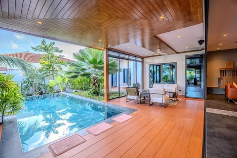 Semi-4BR In-Outdoor Living with Pool & Sauna, 10 Min to Layan Beach Villa in Choeng Thale