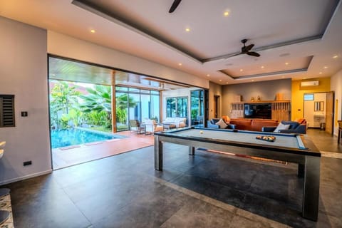 Semi-4BR In-Outdoor Living with Pool & Sauna, 10 Min to Layan Beach Villa in Choeng Thale