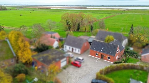 Ferienhaus am Deich mit Küche, Balkon und Smart-TV House in Emden