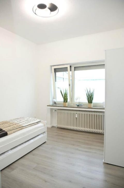 Wunderschöne und moderne Ferienwohnung mit Garten Apartment in Emden