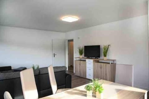 Moderne Wohnung mit Balkon, Küche, Garten Smart-TV Apartment in Emden