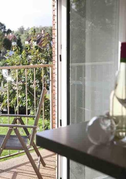 Moderne Wohnung mit Balkon, Küche, Garten Smart-TV Apartment in Emden