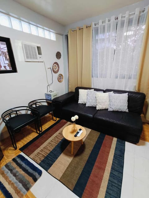 EJ's Guesthouse - Legazpi City Bed and Breakfast in Bicol