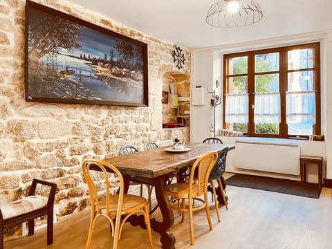 Seating area, Dining area