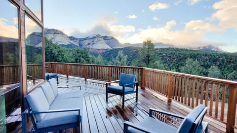 White Cliffs Vista Panoramic Views Hot Tub NPs House in Orderville